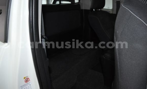 Buy Used Toyota Hilux White Car in Beitbridge in Matabeleland South Buy Used Toyota Hilux White Car in Beitbridge in Matabeleland South