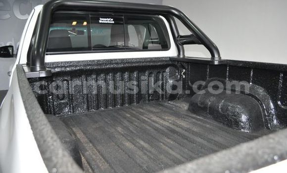 Buy Used Toyota Hilux White Car in Beitbridge in Matabeleland South Buy Used Toyota Hilux White Car in Beitbridge in Matabeleland South