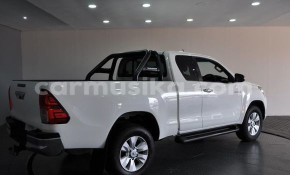 Buy Used Toyota Hilux White Car in Beitbridge in Matabeleland South Buy Used Toyota Hilux White Car in Beitbridge in Matabeleland South