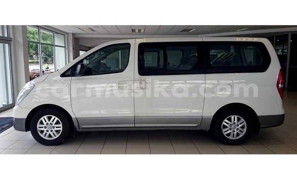 Buy Used Hyundai H1 White Car in Beitbridge in Matabeleland South Buy Used Hyundai H1 White Car in Beitbridge in Matabeleland South