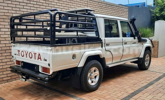 Nunua Ilio tumika Toyota Land Cruiser Nyeupe Gari ndani ya Beitbridge nchini Matabeleland Kusini Nunua Ilio tumika Toyota Land Cruiser Nyeupe Gari ndani ya Beitbridge nchini Matabeleland Kusini