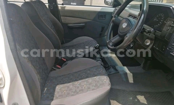 Acheter Occasion Voiture Mazda 323 Blanc à Beitbridge, Matabeleland South Acheter Occasion Voiture Mazda 323 Blanc à Beitbridge, Matabeleland South