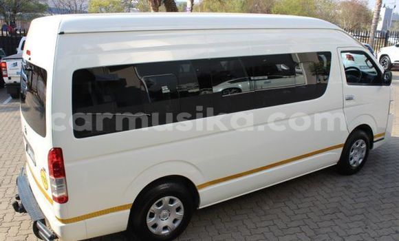 Buy Used Toyota Hiace White Car in Beitbridge in Matabeleland South Buy Used Toyota Hiace White Car in Beitbridge in Matabeleland South