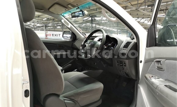 Nunua Ilio tumika Toyota Hilux Nyeupe Gari ndani ya Beitbridge nchini Matabeleland Kusini Nunua Ilio tumika Toyota Hilux Nyeupe Gari ndani ya Beitbridge nchini Matabeleland Kusini