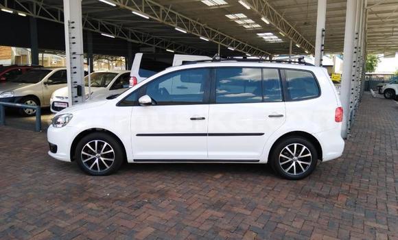Acheter Occasion Voiture Volkswagen Touran Blanc à Beitbridge, Matabeleland South Acheter Occasion Voiture Volkswagen Touran Blanc à Beitbridge, Matabeleland South