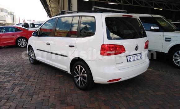 Acheter Occasion Voiture Volkswagen Touran Blanc à Beitbridge, Matabeleland South Acheter Occasion Voiture Volkswagen Touran Blanc à Beitbridge, Matabeleland South