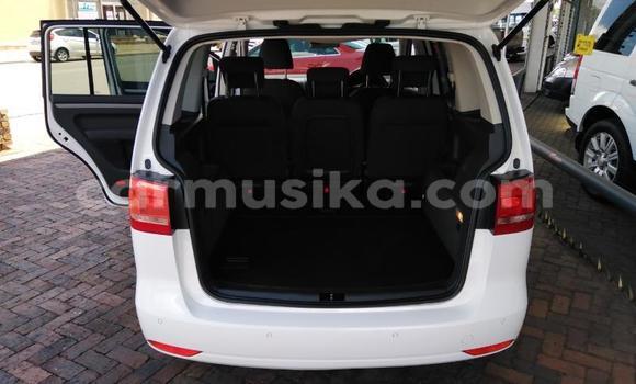 Acheter Occasion Voiture Volkswagen Touran Blanc à Beitbridge, Matabeleland South Acheter Occasion Voiture Volkswagen Touran Blanc à Beitbridge, Matabeleland South