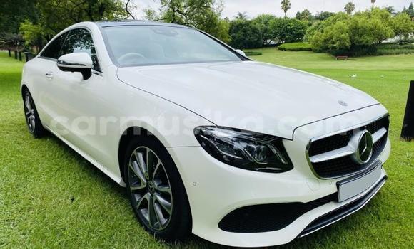 Nunua Ilio tumika Mercedes‒Benz E–Class Nyeupe Gari ndani ya Beitbridge nchini Matabeleland Kusini
