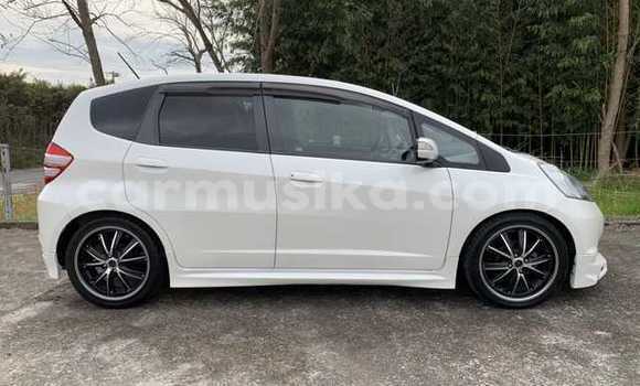 Acheter Occasion Voiture Honda Fit Blanc à Beitbridge, Matabeleland South Acheter Occasion Voiture Honda Fit Blanc à Beitbridge, Matabeleland South