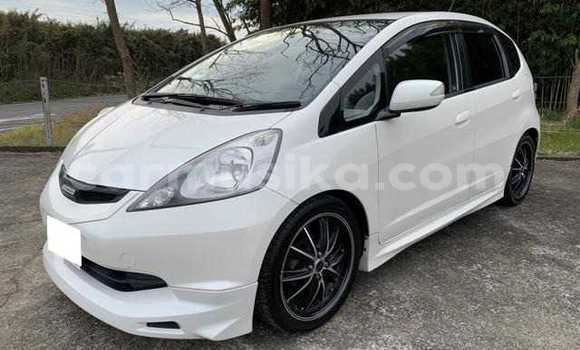 Acheter Occasion Voiture Honda Fit Blanc à Beitbridge, Matabeleland South Acheter Occasion Voiture Honda Fit Blanc à Beitbridge, Matabeleland South