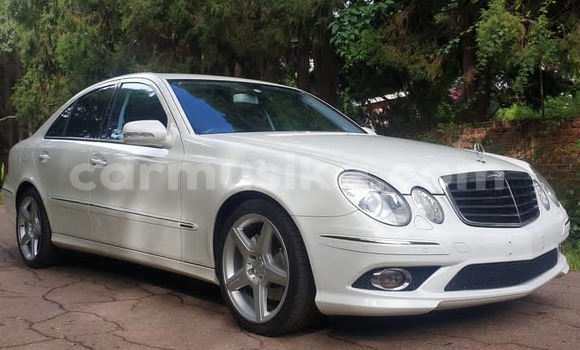 Nunua Imported Mercedes‒Benz E–Class Nyeupe Gari ndani ya Chitungwiza nchini Harare