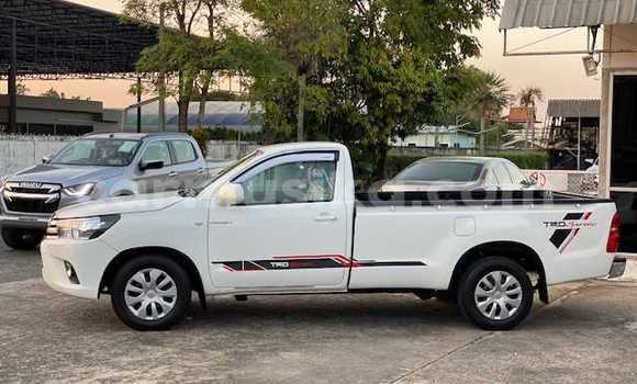 Buy Used Toyota Hiluxe Revo White Car in Beitbridge in Matabeleland South Buy Used Toyota Hiluxe Revo White Car in Beitbridge in Matabeleland South