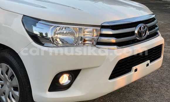 Buy Used Toyota Hiluxe Revo White Car in Beitbridge in Matabeleland South Buy Used Toyota Hiluxe Revo White Car in Beitbridge in Matabeleland South