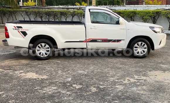 Buy Used Toyota Hiluxe Revo White Car in Beitbridge in Matabeleland South Buy Used Toyota Hiluxe Revo White Car in Beitbridge in Matabeleland South