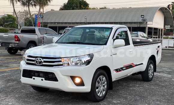 Buy Used Toyota Hiluxe Revo White Car in Beitbridge in Matabeleland South Buy Used Toyota Hiluxe Revo White Car in Beitbridge in Matabeleland South