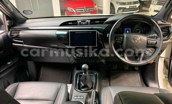 Buy Used Toyota Hilux White Car in Beitbridge in Matabeleland South Buy Used Toyota Hilux White Car in Beitbridge in Matabeleland South