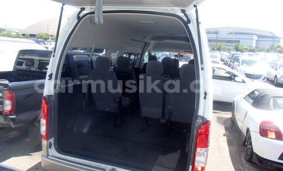 Nunua Ilio tumika Toyota Hiace Beige Gari ndani ya Beitbridge nchini Matabeleland Kusini Nunua Ilio tumika Toyota Hiace Beige Gari ndani ya Beitbridge nchini Matabeleland Kusini