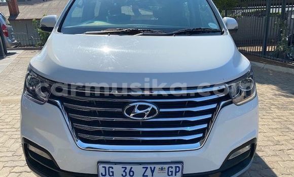 Buy Used Hyundai H1 White Car in Beitbridge in Matabeleland South