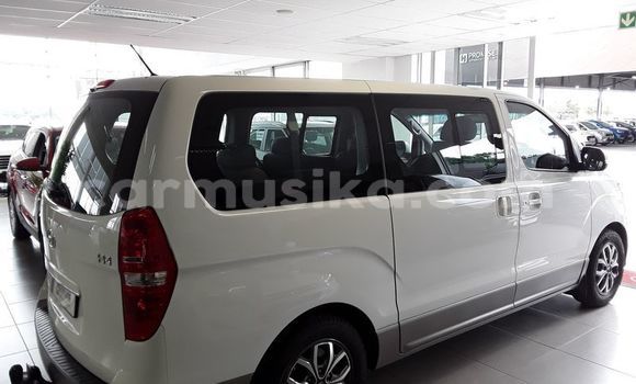 Buy Used Hyundai Starex (H-1) White Car in Beitbridge in Matabeleland South Buy Used Hyundai Starex (H-1) White Car in Beitbridge in Matabeleland South