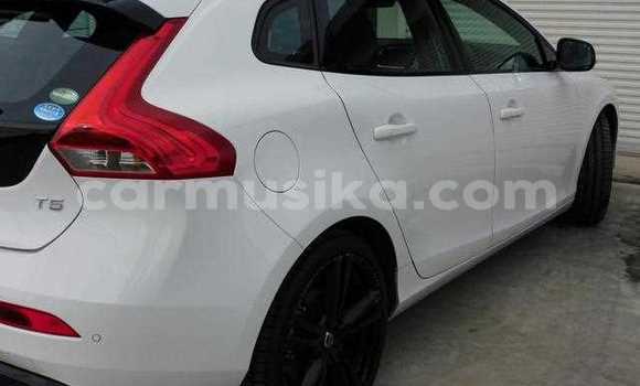 Acheter Occasion Voiture Volvo V40 Blanc à Beitbridge, Matabeleland South Acheter Occasion Voiture Volvo V40 Blanc à Beitbridge, Matabeleland South