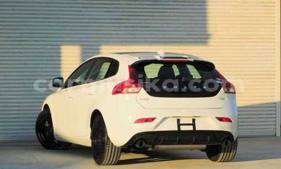 Acheter Occasion Voiture Volvo V40 Blanc à Beitbridge, Matabeleland South Acheter Occasion Voiture Volvo V40 Blanc à Beitbridge, Matabeleland South