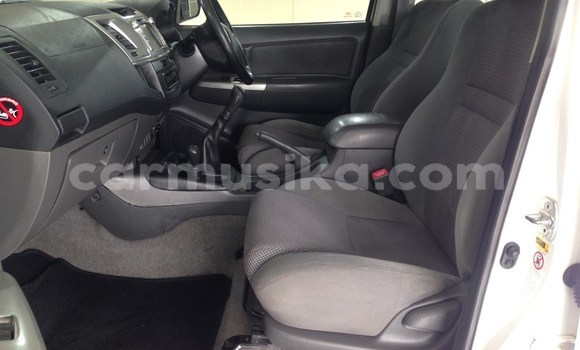 Buy Used Toyota Hilux White Car in Beitbridge in Matabeleland South Buy Used Toyota Hilux White Car in Beitbridge in Matabeleland South