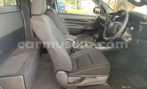 Buy Used Toyota Hilux White Car in Beitbridge in Matabeleland South Buy Used Toyota Hilux White Car in Beitbridge in Matabeleland South