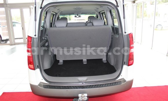 Acheter Occasion Voiture Hyundai H1 Blanc à Beitbridge, Matabeleland South Acheter Occasion Voiture Hyundai H1 Blanc à Beitbridge, Matabeleland South