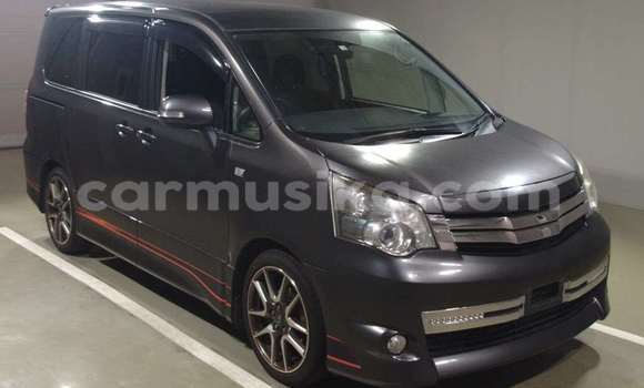 Acheter Occasion Voiture Toyota Noah Beige à Beitbridge, Matabeleland South