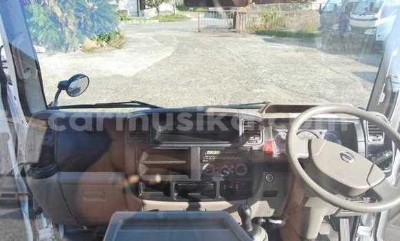 Nunua Ilio tumika Nissan UD Nyeupe Lori ndani ya Beitbridge nchini Matabeleland Kusini Nunua Ilio tumika Nissan UD Nyeupe Lori ndani ya Beitbridge nchini Matabeleland Kusini