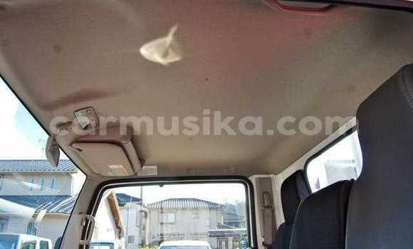 Nunua Ilio tumika Nissan UD Nyeupe Lori ndani ya Beitbridge nchini Matabeleland Kusini Nunua Ilio tumika Nissan UD Nyeupe Lori ndani ya Beitbridge nchini Matabeleland Kusini