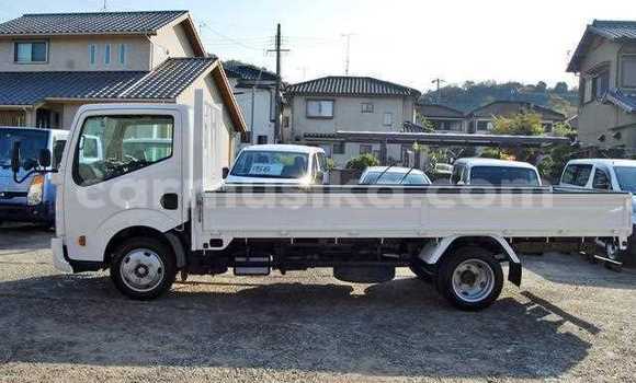 Nunua Ilio tumika Nissan UD Nyeupe Lori ndani ya Beitbridge nchini Matabeleland Kusini Nunua Ilio tumika Nissan UD Nyeupe Lori ndani ya Beitbridge nchini Matabeleland Kusini