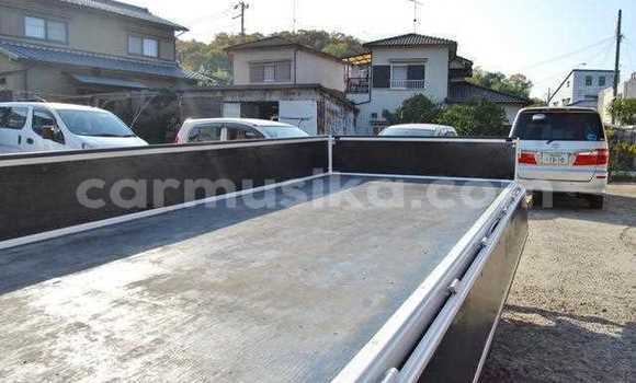 Nunua Ilio tumika Nissan UD Nyeupe Lori ndani ya Beitbridge nchini Matabeleland Kusini Nunua Ilio tumika Nissan UD Nyeupe Lori ndani ya Beitbridge nchini Matabeleland Kusini