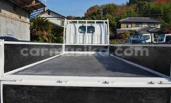 Nunua Ilio tumika Nissan UD Nyeupe Lori ndani ya Beitbridge nchini Matabeleland Kusini Nunua Ilio tumika Nissan UD Nyeupe Lori ndani ya Beitbridge nchini Matabeleland Kusini