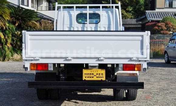 Nunua Ilio tumika Nissan UD Nyeupe Lori ndani ya Beitbridge nchini Matabeleland Kusini Nunua Ilio tumika Nissan UD Nyeupe Lori ndani ya Beitbridge nchini Matabeleland Kusini