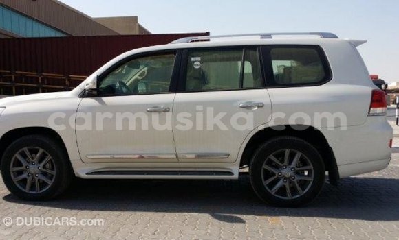 Acheter Import Voiture Toyota Land Cruiser Blanc à Import - Dubai, Harare Acheter Import Voiture Toyota Land Cruiser Blanc à Import - Dubai, Harare