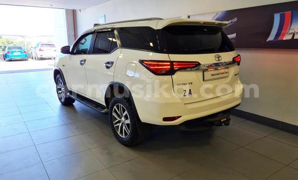 Acheter Occasion Voiture Toyota Fortuner Blanc à Beitbridge, Matabeleland South Acheter Occasion Voiture Toyota Fortuner Blanc à Beitbridge, Matabeleland South