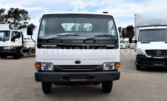 Nunua Ilio tumika Nissan Urvan Nyeupe Gari ndani ya Beitbridge nchini Matabeleland Kusini