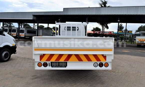Acheter Occasion Voiture Nissan Urvan Blanc à Beitbridge, Matabeleland South Acheter Occasion Voiture Nissan Urvan Blanc à Beitbridge, Matabeleland South