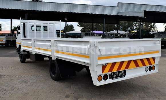 Acheter Occasion Voiture Nissan Urvan Blanc à Beitbridge, Matabeleland South Acheter Occasion Voiture Nissan Urvan Blanc à Beitbridge, Matabeleland South