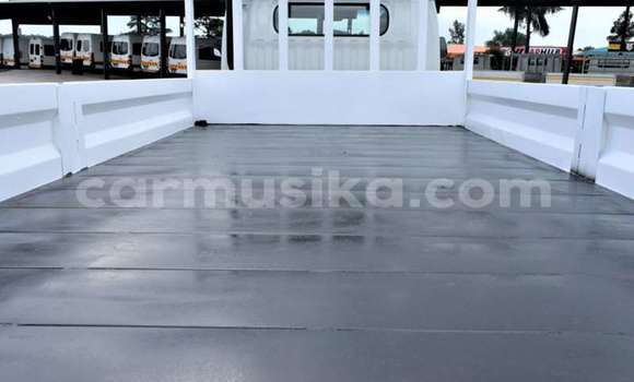 Acheter Occasion Voiture Nissan Urvan Blanc à Beitbridge, Matabeleland South Acheter Occasion Voiture Nissan Urvan Blanc à Beitbridge, Matabeleland South