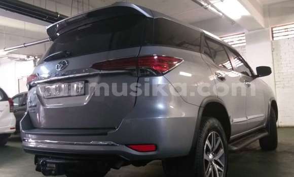 Acheter Occasion Voiture Toyota Fortuner Gris à Beitbridge, Matabeleland South Acheter Occasion Voiture Toyota Fortuner Gris à Beitbridge, Matabeleland South
