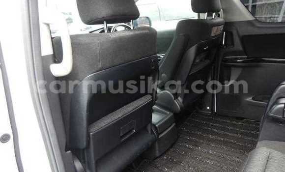 Tenga Tsaru Toyota Alphard Chena Mota in Beitbridge in Matabeleland South Tenga Tsaru Toyota Alphard Chena Mota in Beitbridge in Matabeleland South