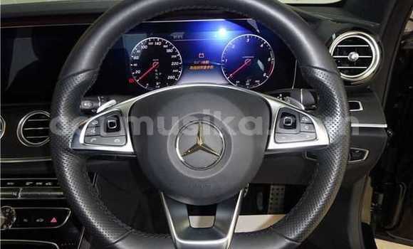 Acheter Occasion Voiture Mercedes-Benz E200 Noir à Beitbridge, Matabeleland South Acheter Occasion Voiture Mercedes-Benz E200 Noir à Beitbridge, Matabeleland South