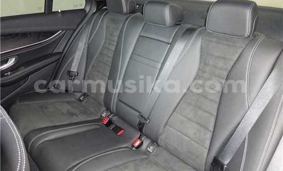 Acheter Occasion Voiture Mercedes-Benz E200 Noir à Beitbridge, Matabeleland South Acheter Occasion Voiture Mercedes-Benz E200 Noir à Beitbridge, Matabeleland South