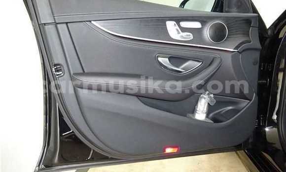 Acheter Occasion Voiture Mercedes-Benz E200 Noir à Beitbridge, Matabeleland South Acheter Occasion Voiture Mercedes-Benz E200 Noir à Beitbridge, Matabeleland South