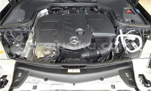 Acheter Occasion Voiture Mercedes-Benz E200 Noir à Beitbridge, Matabeleland South Acheter Occasion Voiture Mercedes-Benz E200 Noir à Beitbridge, Matabeleland South
