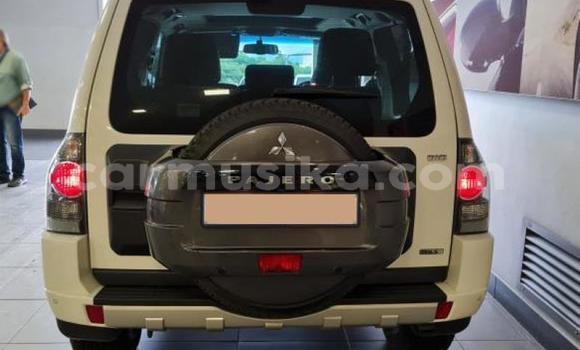 Acheter Occasion Voiture Mitsubishi Pajero Blanc à Beitbridge, Matabeleland South Acheter Occasion Voiture Mitsubishi Pajero Blanc à Beitbridge, Matabeleland South