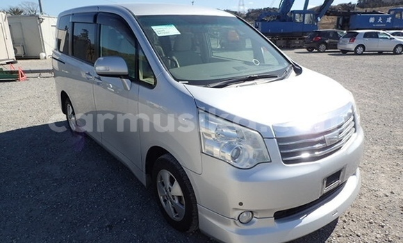 Buy Used Toyota Noah Silver Car in Beitbridge in Matabeleland South