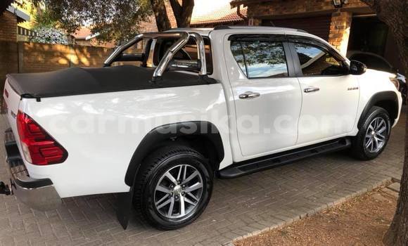 Buy Used Toyota Hilux White Car in Beitbridge in Matabeleland South Buy Used Toyota Hilux White Car in Beitbridge in Matabeleland South